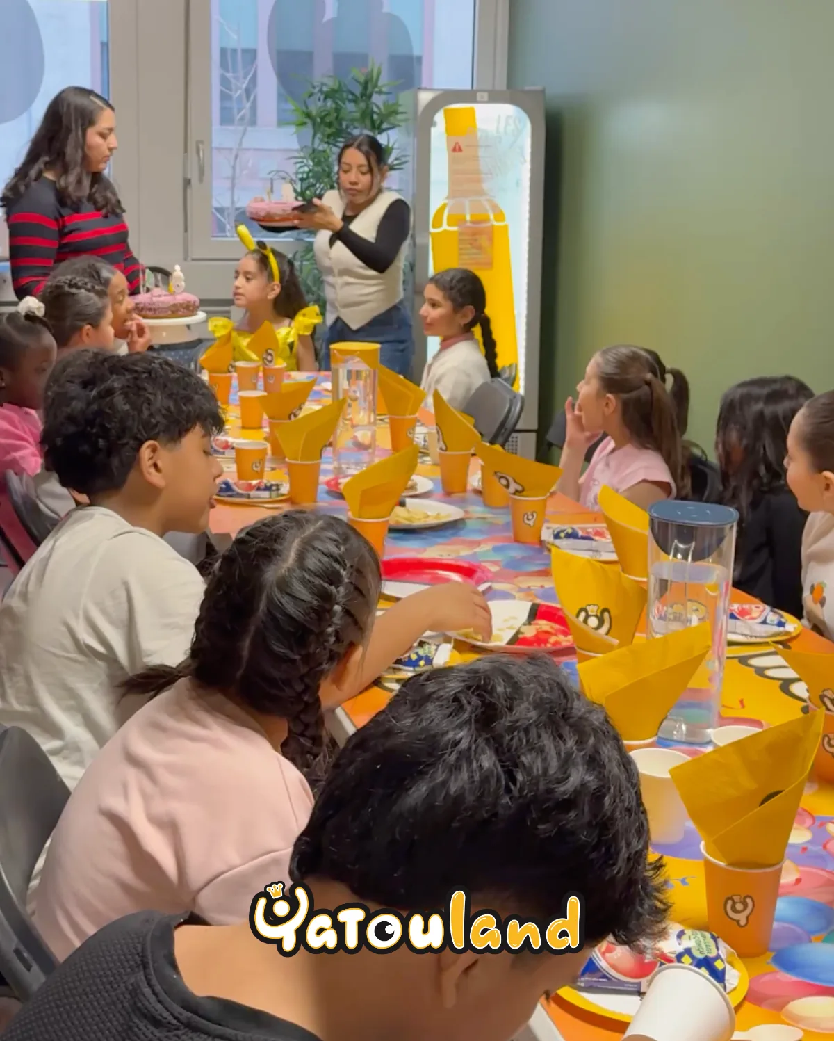 Table d'anniversaire dressée avec gâteau à Yatouland