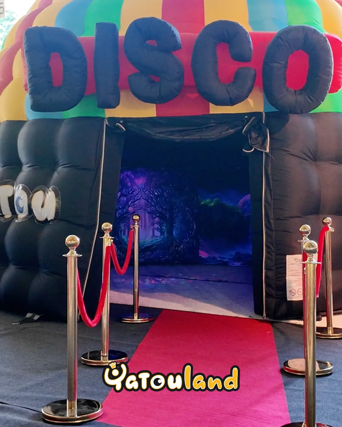 Entrée de la structure gonflable mini-disco, tapis rouge