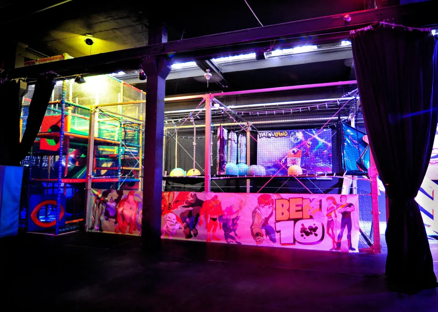 Espace de jeux à thème dans la salle noire