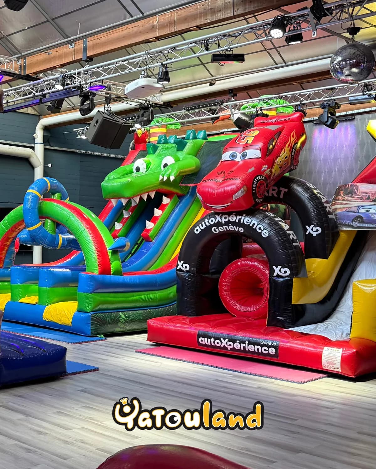 Structures gonflables dragon et voitures de course