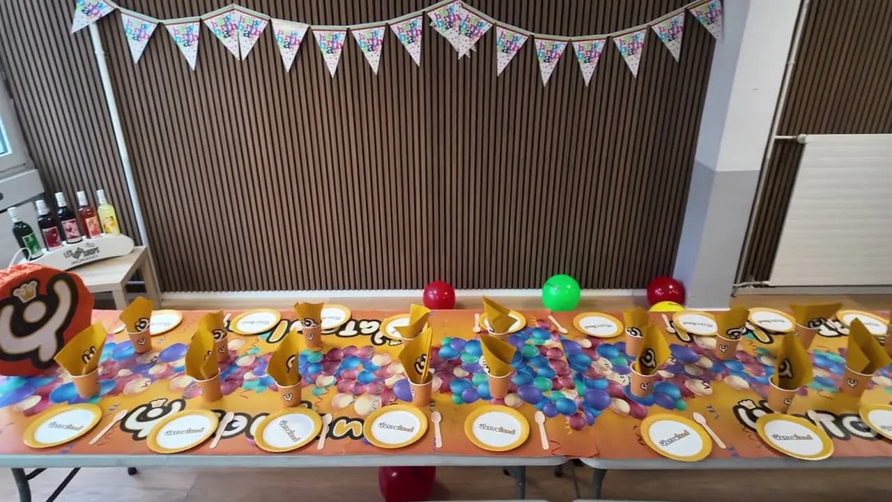 Table d'anniversaire décorée, prête pour la fête à Yatouland