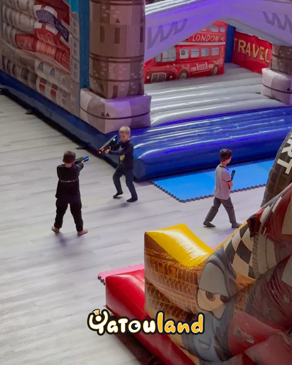 Enfants qui jouent activement à Yatouland