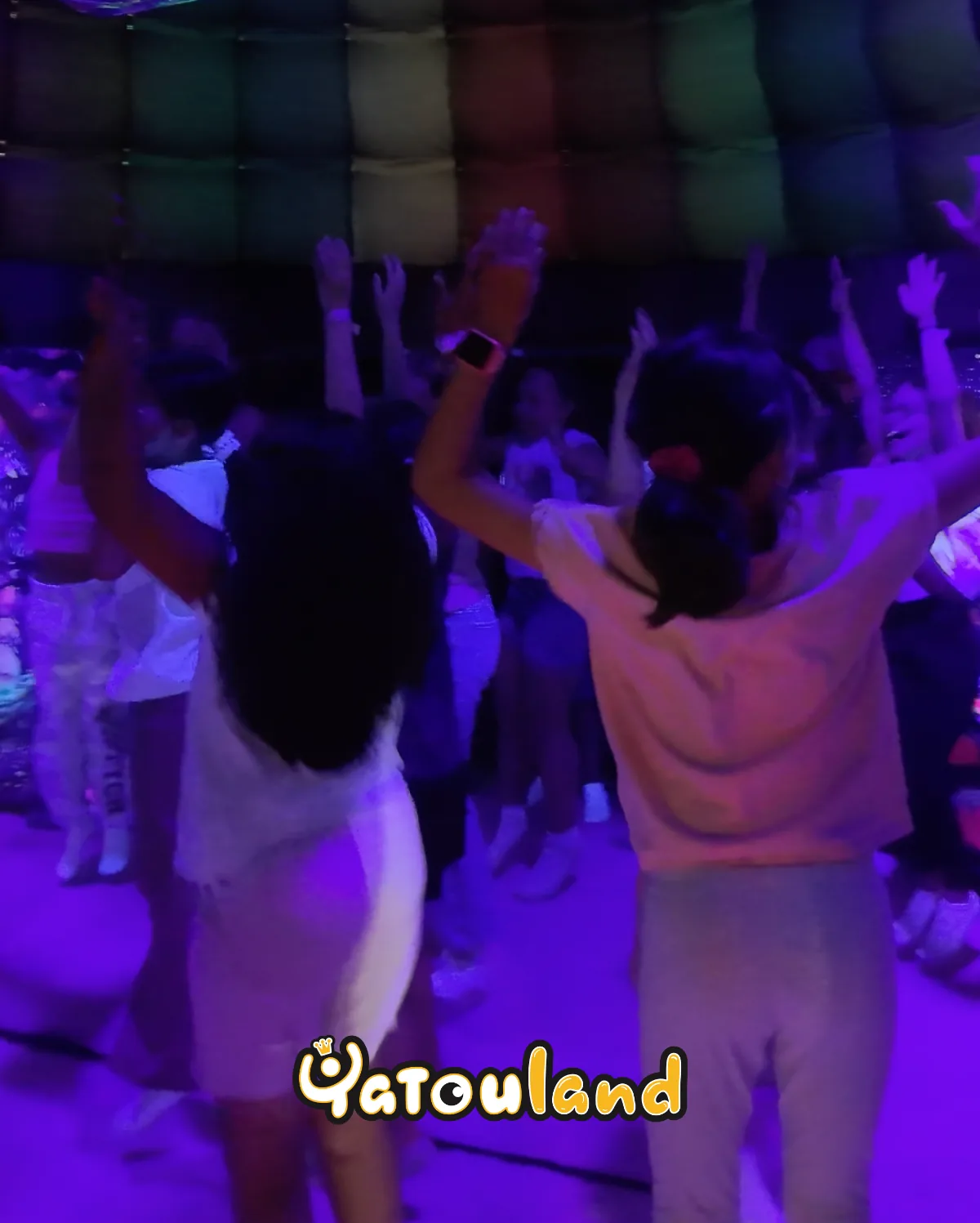 Enfants qui dansent dans la mini-disco