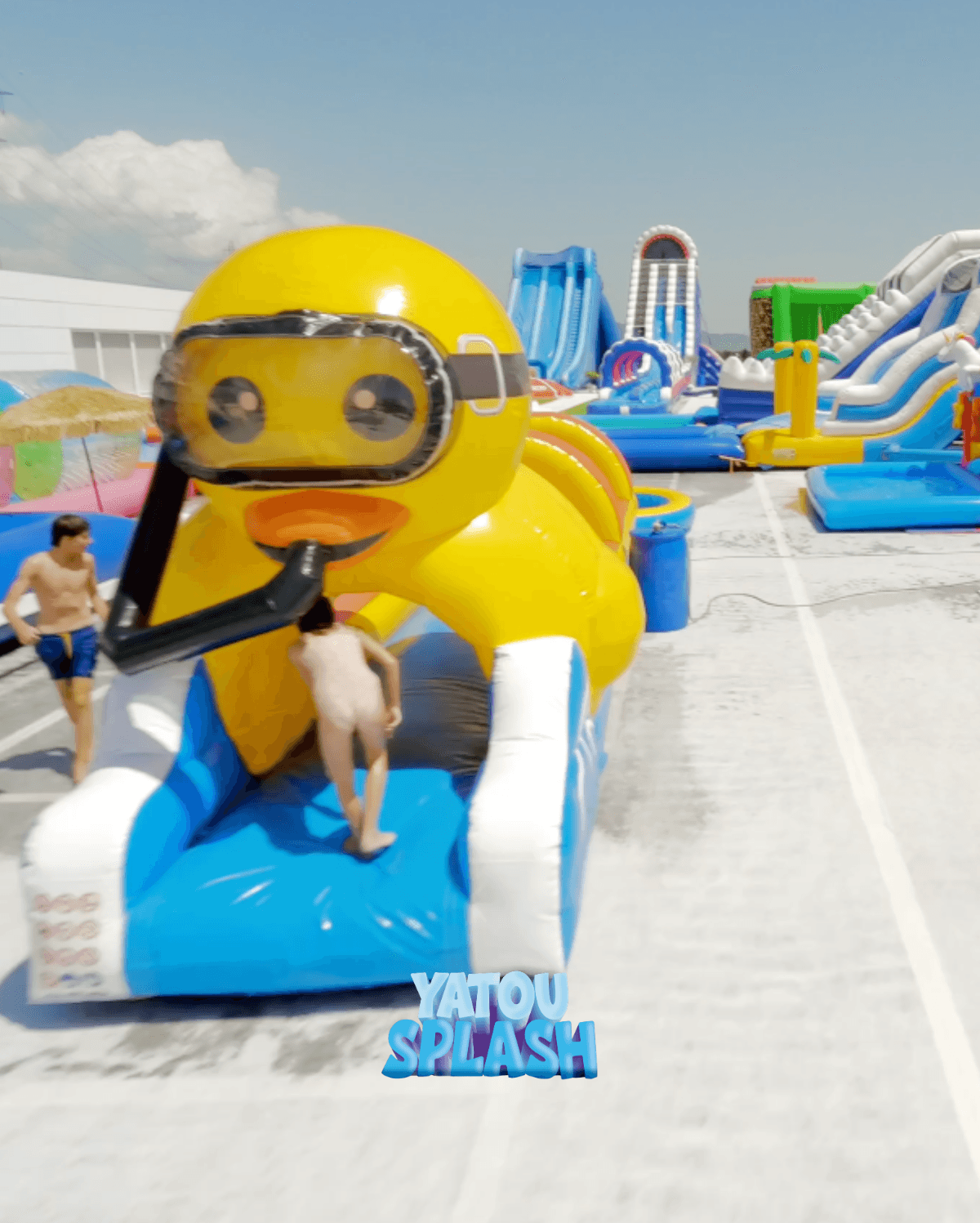Toboggan gonflable geant en forme de canard